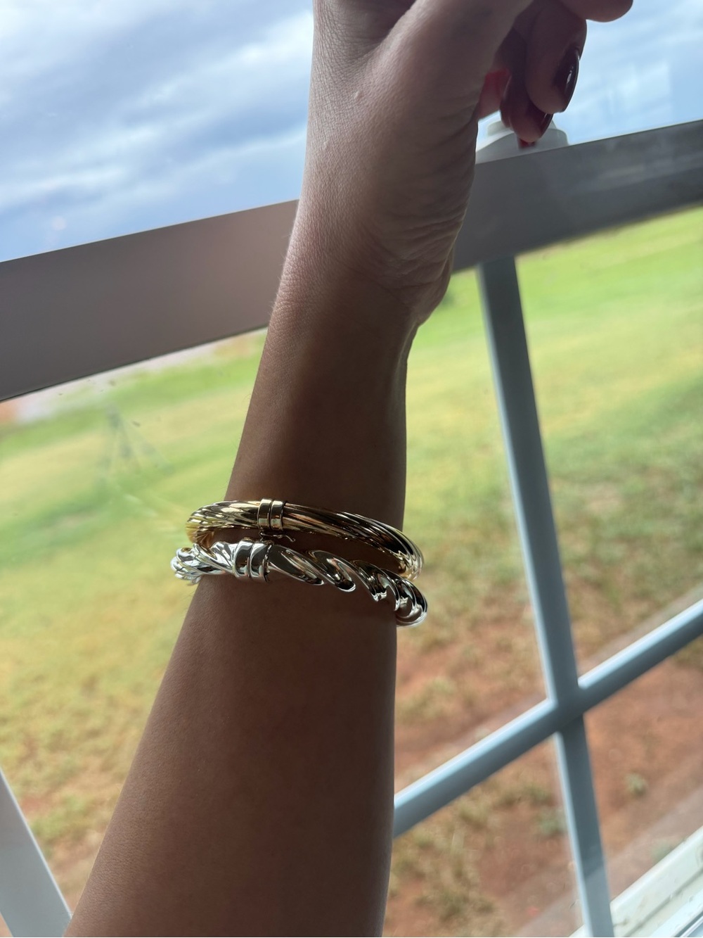 Milor y Veronese Chunky Gold and Silver Twisted Bangle Set